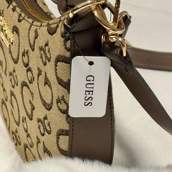 Guess - Picture 4 of 11